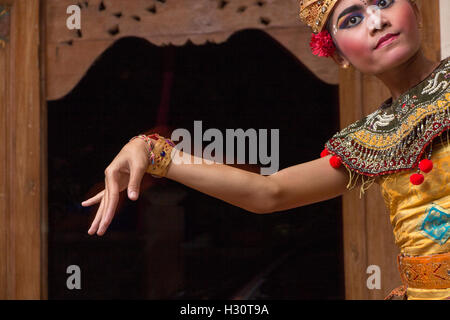 L'INDONÉSIE, Bali, Lombok, jeune femme danseuse balinaise à bord du cadre Banque D'Images