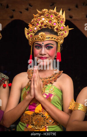 L'INDONÉSIE, Bali, Lombok, jeune femme danseuse balinaise Banque D'Images