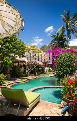 L'INDONÉSIE, Bali, Lombok, Vie de groupe à Amed resort piscine Banque D'Images