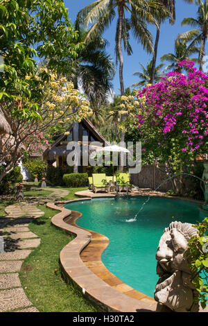 L'INDONÉSIE, Bali, Lombok, Vie de groupe à Amed resort piscine Banque D'Images