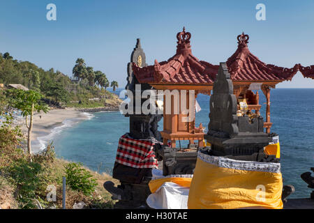 L'INDONÉSIE, Bali, Lombok, sanctuaires hindous sur pointe au-dessus beach Banque D'Images