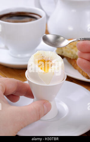 Une tasse de café avec un oeuf dur et du pain grillé pour le petit déjeuner Banque D'Images