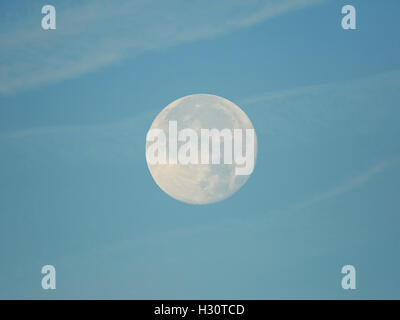 Pleine lune dans journée sur un ciel bleu et des nuages Banque D'Images