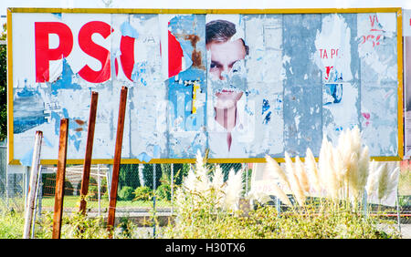 Lugones, Espagne. 2 octobre, 2016. Les affiches de la campagne politique de l'ex-leader du parti socialiste espagnol (PSOE) et candidat à l'élection générale de l'Espagne, Pedro Sanchez, de la campagne de l'élection générale de l'Espagne le 26 juin 2016, le deuxième en six mois. Pedro Sánchez a démissionné comme chef du parti socialiste de l'Espagne le 1er octobre après avoir perdu partie assemblée générale vote par 132 à 107 après 10 heures de débat, ce qui pourrait signaler la fin d'une impasse de neuf mois dans la politique espagnole. Crédit : David Gato/Alamy Live News Banque D'Images