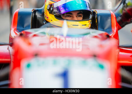 Imola, Italie. 09Th Oct, 2016. Le pilote de Prema Powerteam fr Lance Stroll de Canada se prépare pour la course de Formule 3 de la FIA 3 Championnat d'Europe à Imola, Italie le 2 octobre 2016. Credit : Jure Makovec/Alamy Live News Banque D'Images