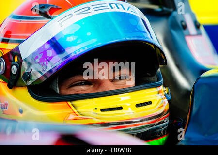 Imola, Italie. 09Th Oct, 2016. Le pilote de Prema Powerteam fr Lance Stroll de Canada se prépare pour la course de Formule 3 de la FIA 3 Championnat d'Europe à Imola, Italie le 2 octobre 2016. Credit : Jure Makovec/Alamy Live News Banque D'Images