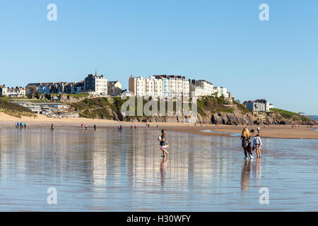 Tenby, UK. 09Th Oct, 2016. Météo extraordinaire pour le début d'octobre 2016 se complaire le meilleur de l'été, apporte les vacanciers sur la plage du sud en masse. Certains bravant la mer, soleil et des châteaux. Dimanche 2 octobre 2016, Tenby, Pembrokeshire, Pays de Galles, UK Crédit : Derek Phillips/Alamy Live News Banque D'Images