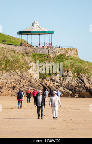 Tenby, UK. 09Th Oct, 2016. Météo extraordinaire pour le début d'octobre 2016 se complaire le meilleur de l'été, apporte les vacanciers sur la plage du sud en masse. Certains bravant la mer, soleil et des châteaux. Dimanche 2 octobre 2016, Tenby, Pembrokeshire, Pays de Galles, UK Crédit : Derek Phillips/Alamy Live News Banque D'Images