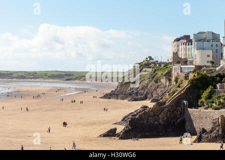 Tenby, UK. 09Th Oct, 2016. Météo extraordinaire pour le début d'octobre 2016 se complaire le meilleur de l'été, apporte les vacanciers sur la plage du sud en masse. Certains bravant la mer, soleil et des châteaux. Dimanche 2 octobre 2016, Tenby, Pembrokeshire, Pays de Galles, UK Crédit : Derek Phillips/Alamy Live News Banque D'Images