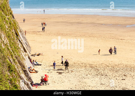 Tenby, UK. 09Th Oct, 2016. Météo extraordinaire pour le début d'octobre 2016 se complaire le meilleur de l'été, apporte les vacanciers sur la plage du sud en masse. Certains bravant la mer, soleil et des châteaux. Dimanche 2 octobre 2016, Tenby, Pembrokeshire, Pays de Galles, UK Crédit : Derek Phillips/Alamy Live News Banque D'Images