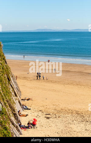 Tenby, UK. 09Th Oct, 2016. Météo extraordinaire pour le début d'octobre 2016 se complaire le meilleur de l'été, apporte les vacanciers sur la plage du sud en masse. Certains bravant la mer, soleil et des châteaux. Dimanche 2 octobre 2016, Tenby, Pembrokeshire, Pays de Galles, UK Crédit : Derek Phillips/Alamy Live News Banque D'Images