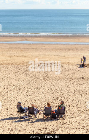 Tenby, UK. 09Th Oct, 2016. Météo extraordinaire pour le début d'octobre 2016 se complaire le meilleur de l'été, apporte les vacanciers sur la plage du sud en masse. Certains bravant la mer, soleil et des châteaux. Dimanche 2 octobre 2016, Tenby, Pembrokeshire, Pays de Galles, UK Crédit : Derek Phillips/Alamy Live News Banque D'Images