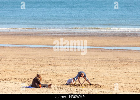 Tenby, UK. 09Th Oct, 2016. Météo extraordinaire pour le début d'octobre 2016 se complaire le meilleur de l'été, apporte les vacanciers sur la plage du sud en masse. Certains bravant la mer, soleil et des châteaux. Dimanche 2 octobre 2016, Tenby, Pembrokeshire, Pays de Galles, UK Crédit : Derek Phillips/Alamy Live News Banque D'Images