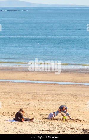 Tenby, UK. 09Th Oct, 2016. Météo extraordinaire pour le début d'octobre 2016 se complaire le meilleur de l'été, apporte les vacanciers sur la plage du sud en masse. Certains bravant la mer, soleil et des châteaux. Dimanche 2 octobre 2016, Tenby, Pembrokeshire, Pays de Galles, UK Crédit : Derek Phillips/Alamy Live News Banque D'Images