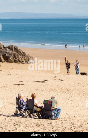 Tenby, UK. 09Th Oct, 2016. Météo extraordinaire pour le début d'octobre 2016 se complaire le meilleur de l'été, apporte les vacanciers sur la plage du sud en masse. Certains bravant la mer, soleil et des châteaux. Dimanche 2 octobre 2016, Tenby, Pembrokeshire, Pays de Galles, UK Crédit : Derek Phillips/Alamy Live News Banque D'Images