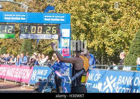 Glasgow, Royaume-Uni 02 octobre 2016 Plus de 30000 coureurs de tous les âges et capacités s de prendre part à la grande marche pour exécuter de nombreux écossais charité , Banque D'Images