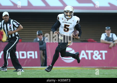 Los Angeles, CA, US, USA. 1 octobre, 2016. 1 octobre 2016 : Arizona State Sun Devils quarterback Manny Wilkins (5) trouve l'exécution de prix sur un gardien dans le jeu entre l'Arizona State Sun Devils et les USC Trojans, le Coliseum de Los Angeles, CA. Peter Renner and Co/ Zuma Fils © Peter Renner and Co/ZUMA/Alamy Fil Live News Banque D'Images