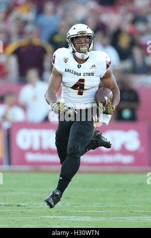 Los Angeles, CA, US, USA. 1 octobre, 2016. 1 octobre 2016 : Arizona State Sun Devils d'utiliser de nouveau Marchand Richard (4) trouve l'exécution de prix après la capture dans le jeu entre l'Arizona State Sun Devils et les USC Trojans, le Coliseum de Los Angeles, CA. Peter Renner and Co/ Zuma Fils © Peter Renner and Co/ZUMA/Alamy Fil Live News Banque D'Images