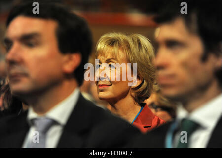 Birmingham, Angleterre. 2 octobre, 2016. Andrea Leadsom, l'écoute d'un discours à la première journée du congrès du parti conservateur à la CPI de Birmingham. Le thème du discours était 'La Grande-Bretagne : la réussite de l'Brexit'. Cette conférence fait suite à la décision d'un référendum pour la Grande-Bretagne à quitter l'Union européenne, et l'élection subséquente de Theresa peut comme chef du parti conservateur. Kevin Hayes/Alamy Live News Banque D'Images