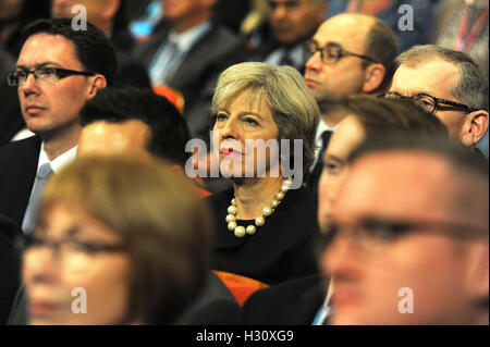 Birmingham, Angleterre. 2 octobre, 2016. Theresa May, Premier Ministre et chef du parti conservateur de l'écoute d'un discours à la première journée du congrès du parti conservateur à la CPI de Birmingham. Le thème du discours était 'La Grande-Bretagne : la réussite de l'Brexit'. Cette conférence fait suite à la décision d'un référendum pour la Grande-Bretagne à quitter l'Union européenne, et l'élection subséquente de Theresa peut comme chef du parti conservateur. Kevin Hayes/Alamy Live News Banque D'Images