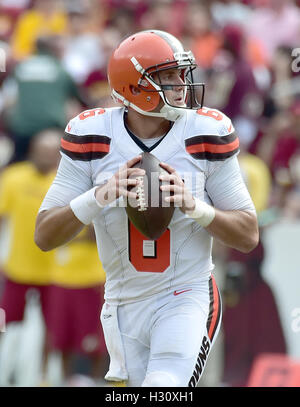 Landover, Maryland, USA. 2e oct, 2016. Cleveland Browns quarterback Cody Kessler (6) ressemble à un récepteur dans la première moitié des mesures contre les Redskins de Washington à FedEx Field à Landover, Maryland le 2 octobre, 2016.Crédit : Ron Sachs/CNP © Ron Sachs/CNP/ZUMA/Alamy Fil Live News Banque D'Images