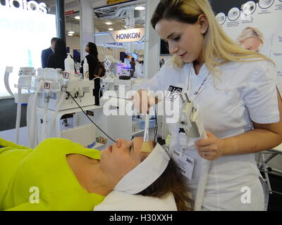 Londres, Royaume-Uni. 09Th Oct, 2016. Beauté Olympia ouvre ses portes à Kensington Olympia Exhibition Centre, 2 octobre 2016, Londres, Royaume-Uni Crédit : Nastia M/Alamy Live News Banque D'Images