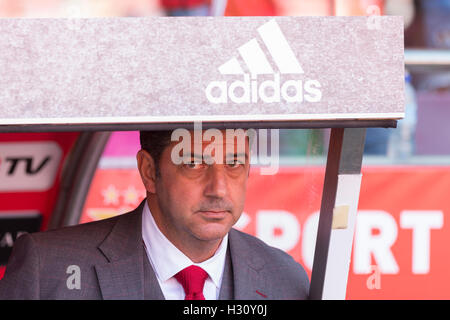 Lisbonne, Portugal. 2 Oct, 2016. L'entraîneur-chef du SL Benfica Rui Vitoria pendant le jeu SL Benfica vs GD Feirense Crédit : Alexandre de Sousa/Alamy Live News Banque D'Images