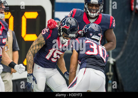 Houston, Texas, USA. 2e oct, 2016. L'échelle des Houston Texans récepteur Fuller (15) célèbre son retour avec touchdown punt-running back des Houston Texans Bleu Alfred (28) et Kevin Johnson évoluait Houston Texans (30) au cours du 3ème trimestre d'un match de la NFL entre les Houston Texans et le Tennessee Titans à NRG Stadium à Houston, au Texas, le 2 octobre 2016. Les Texans ont remporté 27-20. Credit : Trask Smith/ZUMA/Alamy Fil Live News Banque D'Images