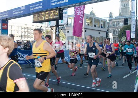 Glasgow, Royaume-Uni 02 octobre 2016 Plus de 30000 coureurs de tous les âges et capacités s de prendre part à la grande marche pour exécuter de nombreux écossais charité , le champ d'élite a été remporté par Callum Hawkins un héros local à un temps record de 1hr 22secs Crédit : IAN MCDONALD/Alamy Live News Banque D'Images