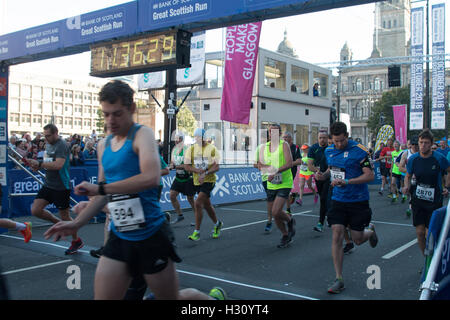 Glasgow, Royaume-Uni 02 octobre 2016 Plus de 30000 coureurs de tous les âges et capacités s de prendre part à la grande marche pour exécuter de nombreux écossais charité , le champ d'élite a été remporté par Callum Hawkins un héros local à un temps record de 1hr 22secs Crédit : IAN MCDONALD/Alamy Live News Banque D'Images