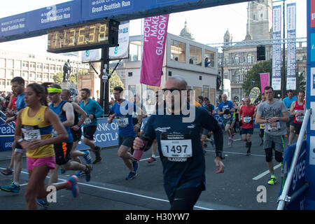 Glasgow, Royaume-Uni 02 octobre 2016 Plus de 30000 coureurs de tous les âges et capacités s de prendre part à la grande marche pour exécuter de nombreux écossais charité , le champ d'élite a été remporté par Callum Hawkins un héros local à un temps record de 1hr 22secs Crédit : IAN MCDONALD/Alamy Live News Banque D'Images