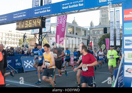 Glasgow, Royaume-Uni 02 octobre 2016 Plus de 30000 coureurs de tous les âges et capacités s de prendre part à la grande marche pour exécuter de nombreux écossais charité , le champ d'élite a été remporté par Callum Hawkins un héros local à un temps record de 1hr 22secs Crédit : IAN MCDONALD/Alamy Live News Banque D'Images