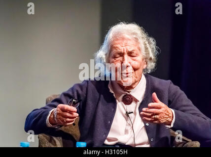 Henley-on-Thames, Royaume-Uni. 2 octobre, 2016. Judith Kerr OBE, le célèbre et populaire pour l'auteur et l'illustrateur, apparaît sur la scène du théâtre en Kenton Henley-on-Thames, en conversation avec Nicolette Jones, des livres pour enfants de l'hôte du Sunday Times, dans le cadre du Festival littéraire du Henley 2016. 93 Maintenant, Judith Kerr, dont les œuvres emblématiques : livres sur Mog le chat et le tigre qui est venu pour le thé, encore à son enfance s'échapper de l'Allemagne, a parlé de l'inspiration pour ses livres et illustrations et lire à partir de son dernier livre, Mister Cleghorn est joint. © Graham Prentice/A Banque D'Images