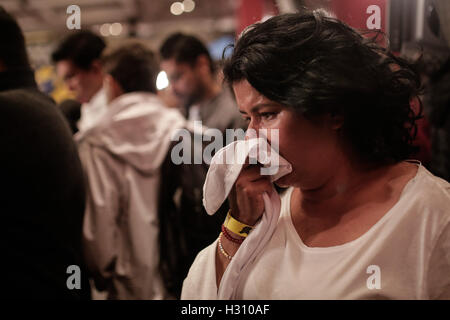 Bogota, Colombie. 2e oct, 2016. Une femme réagit après avoir pris connaissance du résultat du vote pour l'accord de paix signé par le gouvernement colombien et les Forces armées révolutionnaires de Colombie (FARC) au siège de l 'oui', à Bogota, capitale de la Colombie, le 2 octobre 2016. Le dimanche, les Colombiens ont voté contre l'accord de paix historique avec les Forces révolutionnaires armées de Colombie (FARC). Credit : Jhon Paz/Xinhua/Alamy Live News Banque D'Images