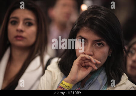 Bogota, Colombie. 2e oct, 2016. Une femme réagit lors du scrutin d'accusation de la consultation pour l'accord de paix signé par le gouvernement colombien et les Forces armées révolutionnaires de Colombie (FARC), à Bogota, capitale de la Colombie, le 2 octobre 2016. Le peuple colombien le dimanche a voté contre l'accord de paix conclu entre le gouvernement et les Forces armées révolutionnaires de Colombie (FARC). Credit : Jhon Paz/Xinhua/Alamy Live News Banque D'Images