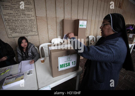 Bogota, Colombie. 2e oct, 2016. Une femme vote pendant le plébiscite pour décider d'accepter ou de rejeter l'accord de paix entre le gouvernement colombien et les Forces armées révolutionnaires de Colombie (FARC) à Bogota, capitale de la Colombie, le 2 octobre 2016. Le peuple colombien le dimanche a voté contre l'accord de paix conclu entre le gouvernement et les FARC. Credit : Jhon Paz/Xinhua/Alamy Live News Banque D'Images