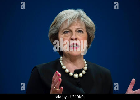 Birmingham. 2e oct, 2016. Le Premier ministre britannique Theresa peut parle le premier jour du congrès du parti conservateur à l'International Convention Centre à Birmingham, Grande-Bretagne, le 2 octobre 2016. Le Premier ministre britannique Theresa peut a ouvert la conférence du parti conservateur à Birmingham dimanche en disant aux députés et les adversaires de Brexit qu'ils vont pas s'opposer à la Grande-Bretagne de quitter l'Union européenne (UE). © Xinhua/Alamy Live News Banque D'Images