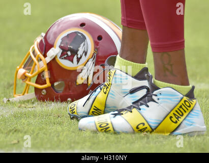 Landover, Maryland, USA. 2e oct, 2016. Close-up des chaussures Redskins de Washington le receveur DeSean Jackson (11) porte pendant l'échauffement avant le match contre les Browns de Cleveland au FedEx Field à Landover, Maryland le 2 octobre 2016. Plus tôt dans la journée, les Redskins a publié une déclaration au sujet de la Jackson's shoes. Jackson est cité comme disant "Aujourd'hui est le début de mes tentatives de faire partie d'une solution et d'entamer un dialogue sur les massacres insensés des citoyens et la police. J'ai choisi de porter ces tasseaux dans aujourd'hui d'utiliser mon arborant une plate-forme en tant que pr Banque D'Images