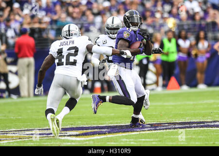 Baltimore, Maryland, USA. 2e oct, 2016. Baltimore Ravens wide receiver KAMAR AIKEN (11) yeux Oakland Raider KARL JOSEPH (42) à M & T Bank Stadium à Baltimore, Maryland. Credit : Amy Sanderson/ZUMA/Alamy Fil Live News Banque D'Images