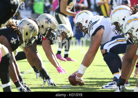 San Diego, CA, USA. 2e oct, 2016. 2 octobre 2016 : Les deux lignes allez tête à tête avant le jonc dans le jeu entre les New Orleans Saints et San Diego Chargers, Qualcomm Stadium, San Diego, CA. Peter Renner and Co/ ZUMA Service Fil Crédit : Peter Renner and Co/ZUMA/Alamy Fil Live News Banque D'Images