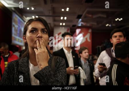 Bogota, Colombie. 2e oct, 2016. Un résident réagit lors du scrutin décompte pour l'accord de paix signé par le gouvernement colombien et les Forces armées révolutionnaires de Colombie (FARC), à Bogota, capitale de la Colombie, le 2 octobre 2016. Le président colombien Juan Manuel Santos a reconnu le dimanche que les électeurs ont rejeté un accord de paix entre le gouvernement et les Forces armées révolutionnaires de Colombie (FARC), insistant sur le fait que le cessez-le-feu existe toujours. Credit : COLPRENSA/Xinhua/Alamy Live News Banque D'Images