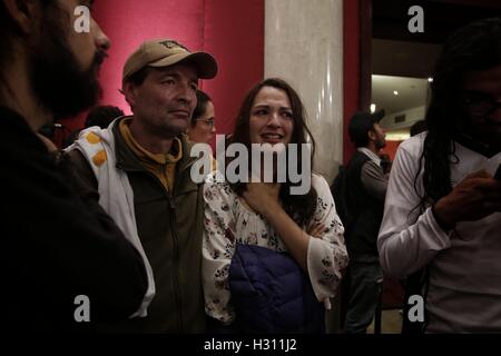 Bogota, Colombie. 2e oct, 2016. Les gens réagissent au cours du dépouillement des bulletins pour l'accord de paix signé par le gouvernement colombien et les Forces armées révolutionnaires de Colombie (FARC), à Bogota, capitale de la Colombie, le 2 octobre 2016. Le président colombien Juan Manuel Santos a reconnu le dimanche que les électeurs ont rejeté un accord de paix entre le gouvernement et les Forces armées révolutionnaires de Colombie (FARC), insistant sur le fait que le cessez-le-feu existe toujours. Credit : COLPRENSA/Xinhua/Alamy Live News Banque D'Images