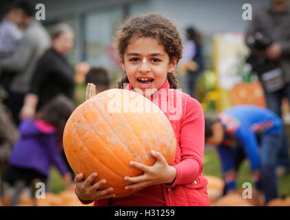 Vancouver, Canada. 2e oct, 2016. Une jeune fille participe à l'activité au cours de la citrouille la citrouille 'Événement' à Vancouver, Canada, le 2 octobre 2016. Des milliers de personnes ont apprécié de la communauté à l'ancienne fête des vendanges fun à travers diverses activités et expositions au cours de l'assemblée annuelle de la citrouille 'Événement' pour en savoir plus sur le patrimoine de l'agriculture au Canada. Credit : Liang Sen/Xinhua/Alamy Live News Banque D'Images