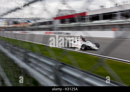 Moscou, Russie. 2e oct, 2016. Un chauffeur est en concurrence au cours de la Moscow Classic Grand Prix race 2016 à Moscou, Russie, le 2 octobre 2016. Moscow Classic Grand Prix terminé cette saison le dimanche. © Evgeny Sinitsyn/Xinhua/Alamy Live News Banque D'Images