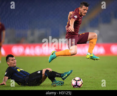 Rome, Italie. 2e oct, 2016. L'Alessandro Florenzi roms (R) le dispute à l'Inter Milan's Gary Medel au cours de la Serie A italienne football match entre l'AS Roma et l'Inter Milan au Stade olympique de Rome, Italie, le 2 octobre 2016. Roma 2-1. Credit : Alberto Lingria/Xinhua/Alamy Live News Banque D'Images