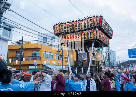 2 octobre, 2016. Dokan Matsuri Festival a lieu, Isehara, Kanagawa, Japon. Ce festival vient de Ota Dokan ( 1432 - 1486) . Il est célèbre pour sa contribution à la construction de son château. Il a été assassiné le place maintenant Isehara City. Beaucoup de gens profiter de festival. Cette journée est le plus encombré des jour pour Isehara City. Découverte du monde/Alamy Live News Banque D'Images