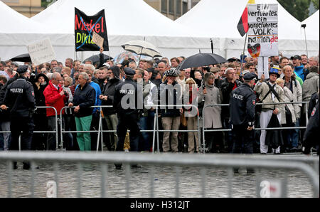 Dresde, Allemagne. 06Th Oct, 2016. Pegida partisans manifestent devant l'église Frauenkirche à Dresde, Allemagne, 03 octobre 2016. Les plus hauts représentants de l'Etat devraient à Dresde pour le mettre en surbrillance et de clôture des célébrations sur l'unité allemande 24. Photo : JAN WOITAS/dpa/Alamy Live News Banque D'Images