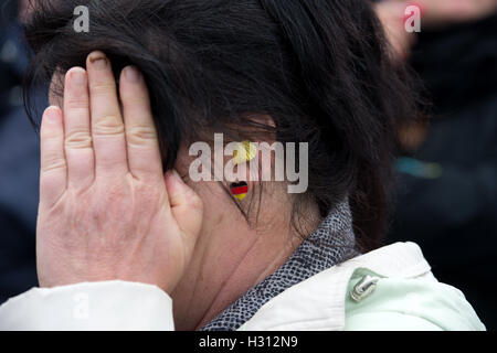 Dresde, Allemagne. 06Th Oct, 2016. Pegida partisans manifester devant l'église Frauenkirche à Dresde, Allemagne, 03 octobre 2016. Les plus hauts représentants de l'Etat devraient à Dresde pour le mettre en surbrillance et de clôture des célébrations sur l'unité allemande 24. Photo : ARNO BURGI/dpa/Alamy Live News Banque D'Images