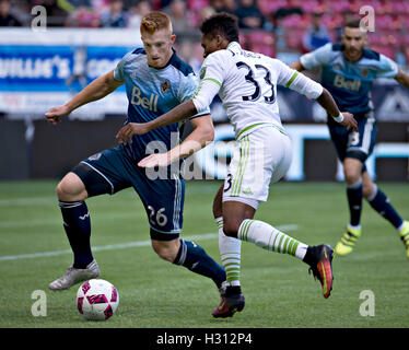 Vancouver, Canada. 2e oct, 2016. Des Whitecaps de Vancouver Tim Parker (L) rivalise avec Seattle Sounders FC, Joevin Jones au cours de la Major League Soccer (MLS) à Vancouver, Canada, le 2 octobre 2016. Whitecaps de Vancouver a perdu 1-2. Crédit : Andrew Soong/Xinhua/Alamy Live News Banque D'Images