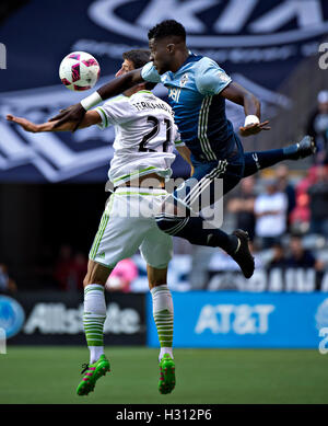 Vancouver, Canada. 2e oct, 2016. Seattle Sounders FC, Alvaro Fernandez (L) rivalise avec les Whitecaps de Vancouver' Jordan Smith au cours de la Major League Soccer (MLS) à Vancouver, Canada, le 2 octobre 2016. Whitecaps de Vancouver a perdu 1-2. Crédit : Andrew Soong/Xinhua/Alamy Live News Banque D'Images